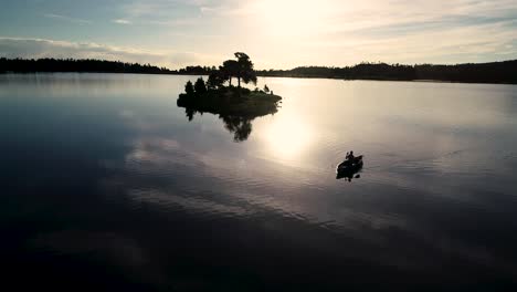 Hermoso-Amanecer-De-Colorado-En-Un-Lago-Con-Una-Silueta-De-Una-Canoa-Contra-El-Sol-Naciente