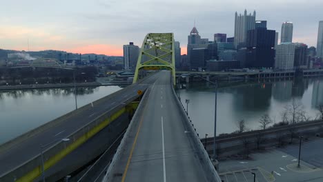 Punto-De-Vista-Del-Conductor-Saliendo-Del-Túnel-De-Fort-Pitt-Hacia-El-Puente-De-Fort-Pitt-Revelando-El-Hermoso-Horizonte-De-Pittsburgh,-Pennsylvania-Durante-El-Amanecer