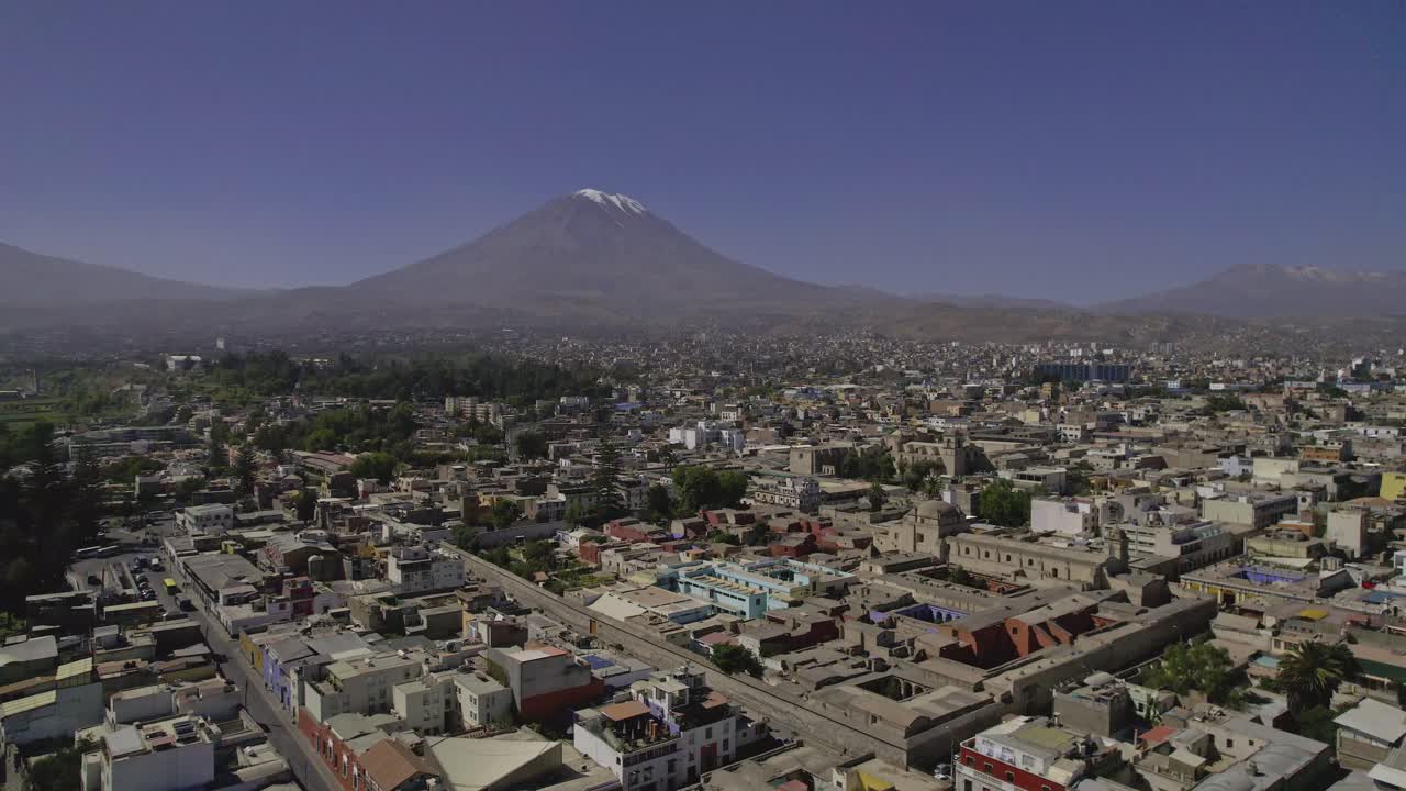 Vista aérea de Arequipa, Perú, con montaña