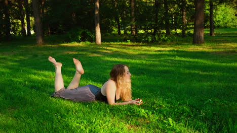 una mujer relajándose en un parque.