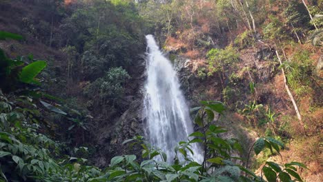 Halb-Im-Schatten,-Halb-Im-Sonnenlicht,-Khun-Korn-Wasserfall-In-Thailand