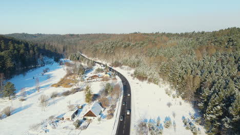 Idyllische-Winterlandschaft-Mit-Schneebedeckten-Feldern-Und-Bäumen-Im-Wald