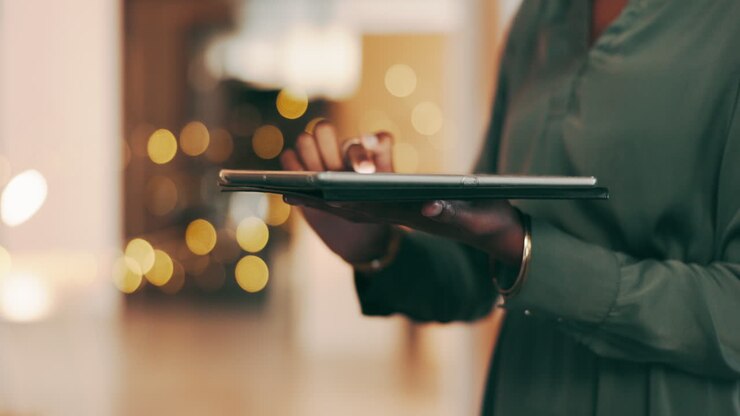 tablette, nacht und frauenhände für die datenanalyse