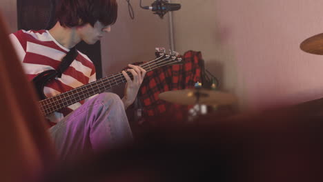 Niño-Enérgico-Tocando-La-Guitarra-Durante-Un-Ensayo-En-El-Estudio-De-Grabación