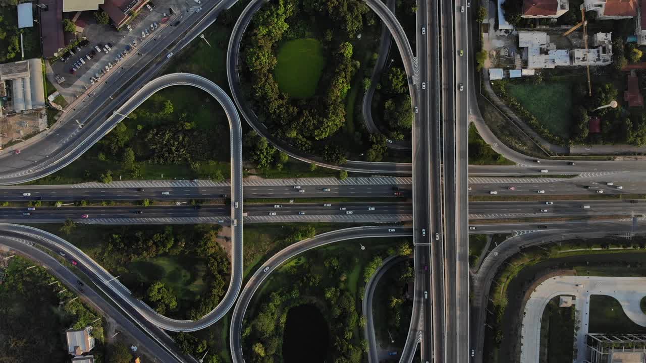 고속도로 위쪽 전망, 도로 교통 중요한 인프라