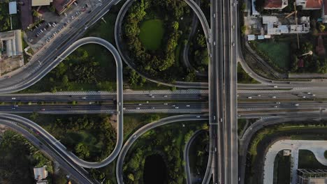 vista de arriba de la autopista, el tráfico vial es una infraestructura importante