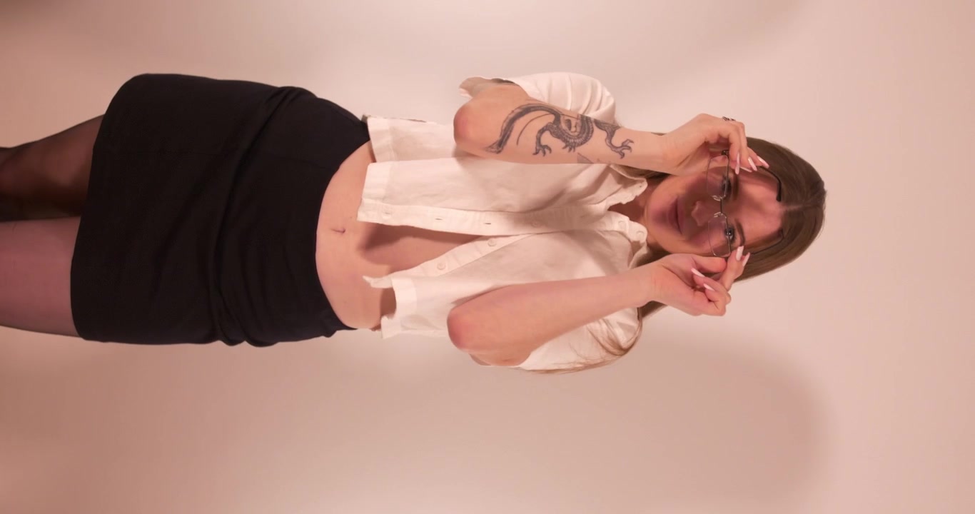 魅惑的なダンスを披露する女性。縦長ショット。