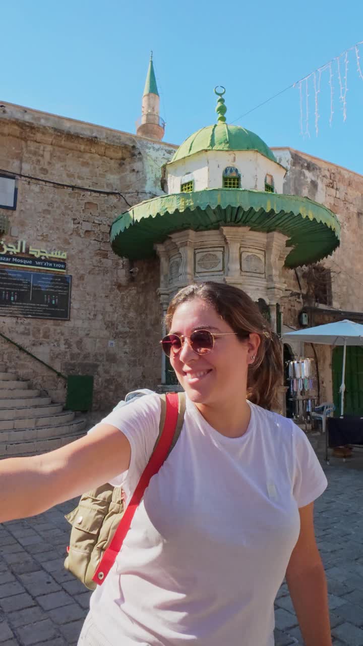 Turista che scatta un selfie con il braccio teso di fronte a un'antica fontana