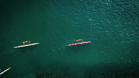 Hermosa-Antena-Sobre-Muchas-Canoas-Estabilizadoras-Al-Inicio-De-Una-Carrera-En-Hawaii-3