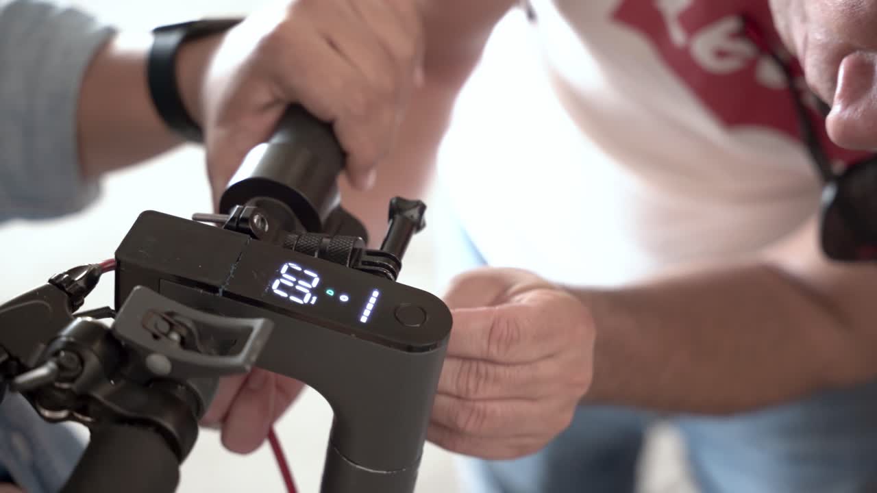 가게에서 전기 스쿠터를 타고 일하는 남자