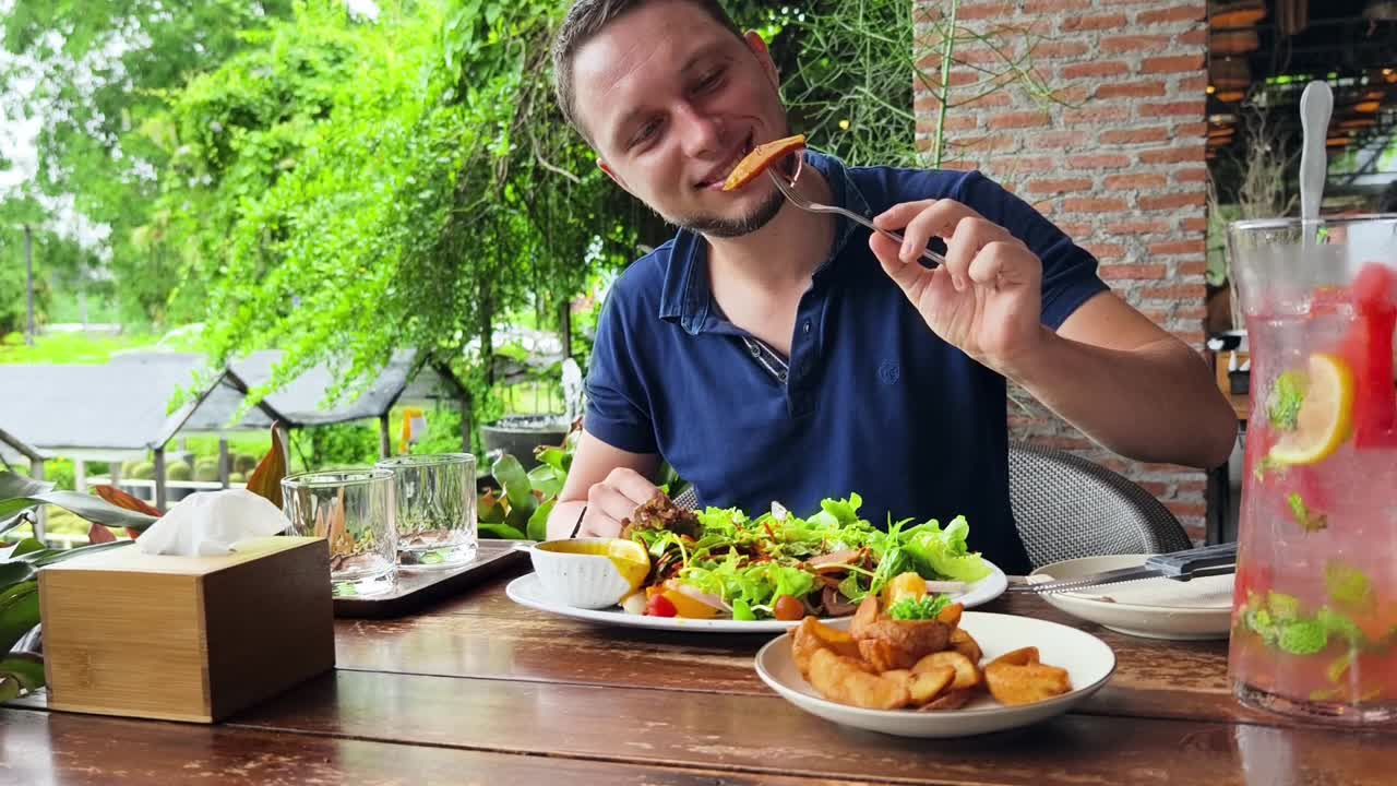 hombre disfrutando de una comida al aire libre