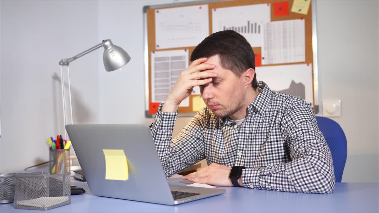 Uomo che lavora al portatile in ufficio a casa