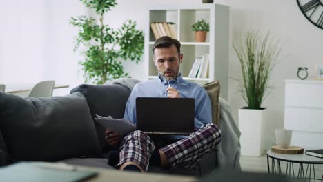 Vídeo-Panorámico-De-Un-Hombre-Trabajando-En-Casa