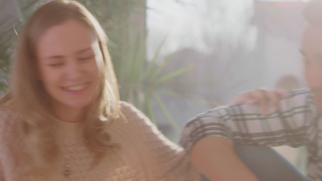 미소 짓고 얘기하는 아름다운 부부