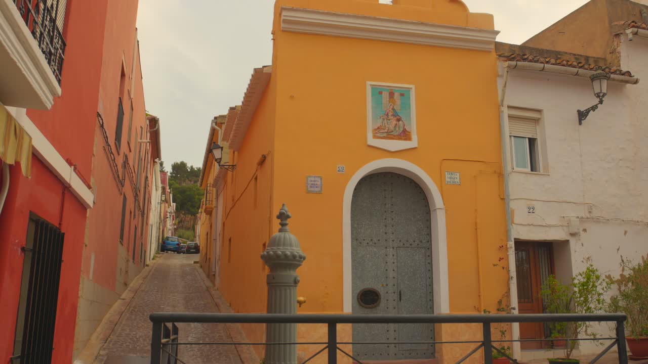 pequeña capilla en el casco antiguo con calle estrecha en sagunto, españa valenciana