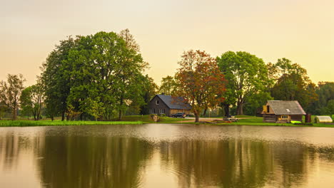 Perfekte-Aussicht-Auf-Eine-Holzarchitektur-Am-See-Mit-Spiegelung-Bei-Sonnenaufgang