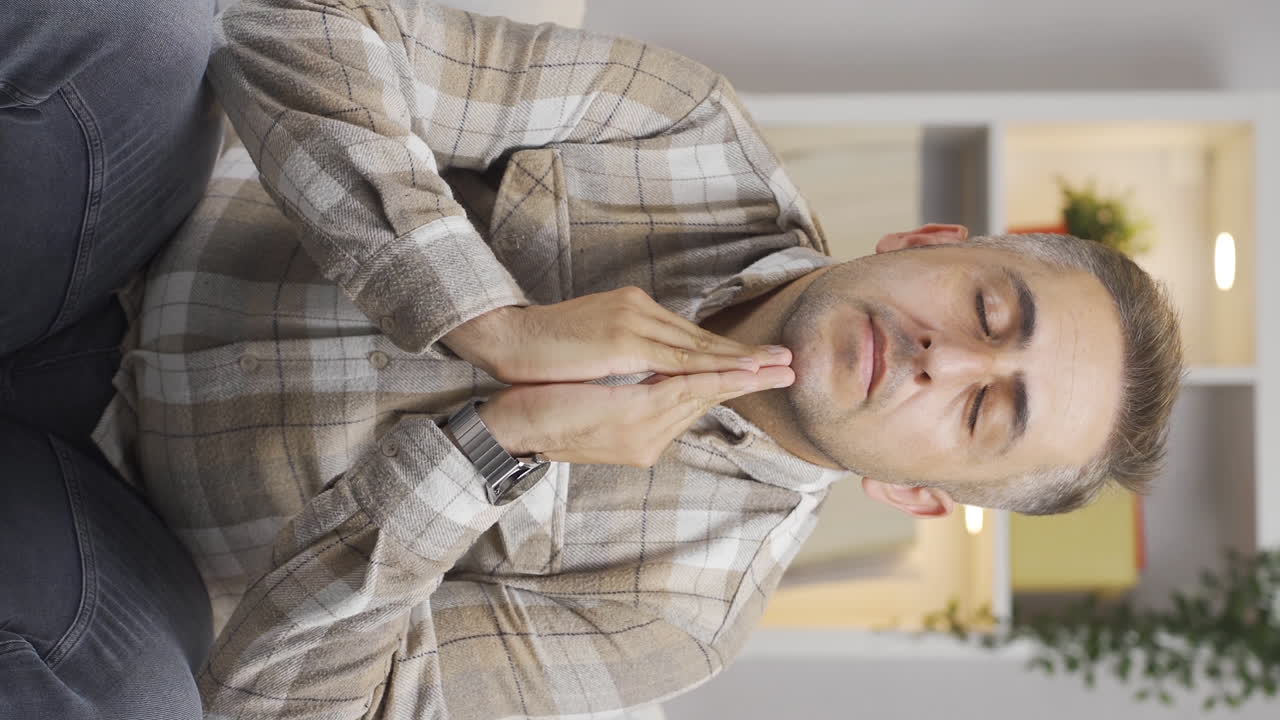 video vertical de un hombre cristiano orando.