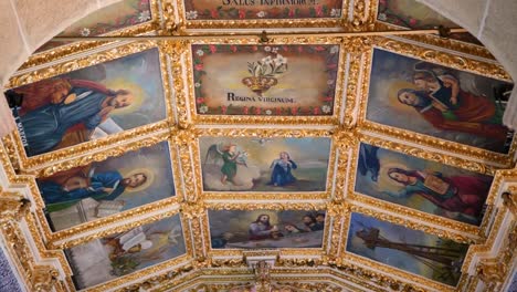 Innenraum-Der-Portugiesischen-Katholischen-Kirche-Mit-Gemälden-An-Der-Decke-Und-Wunderschönen-Goldenen-Details