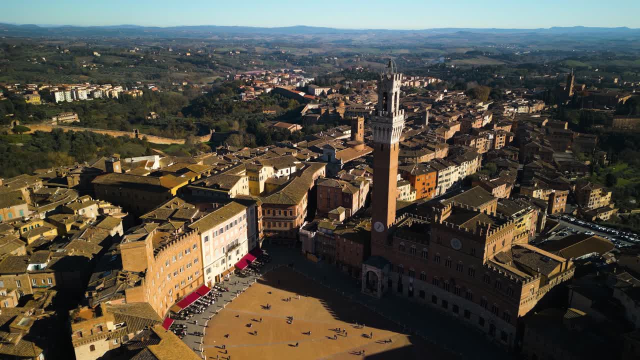 Veduta aerea di presentazione sopra Piazza del Campo e Torre del Mangia, Siena.