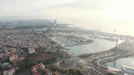 Absteigende-Drohnenaufnahme-Des-Hafens-Von-Barcelona-Bei-Sonnenaufgang