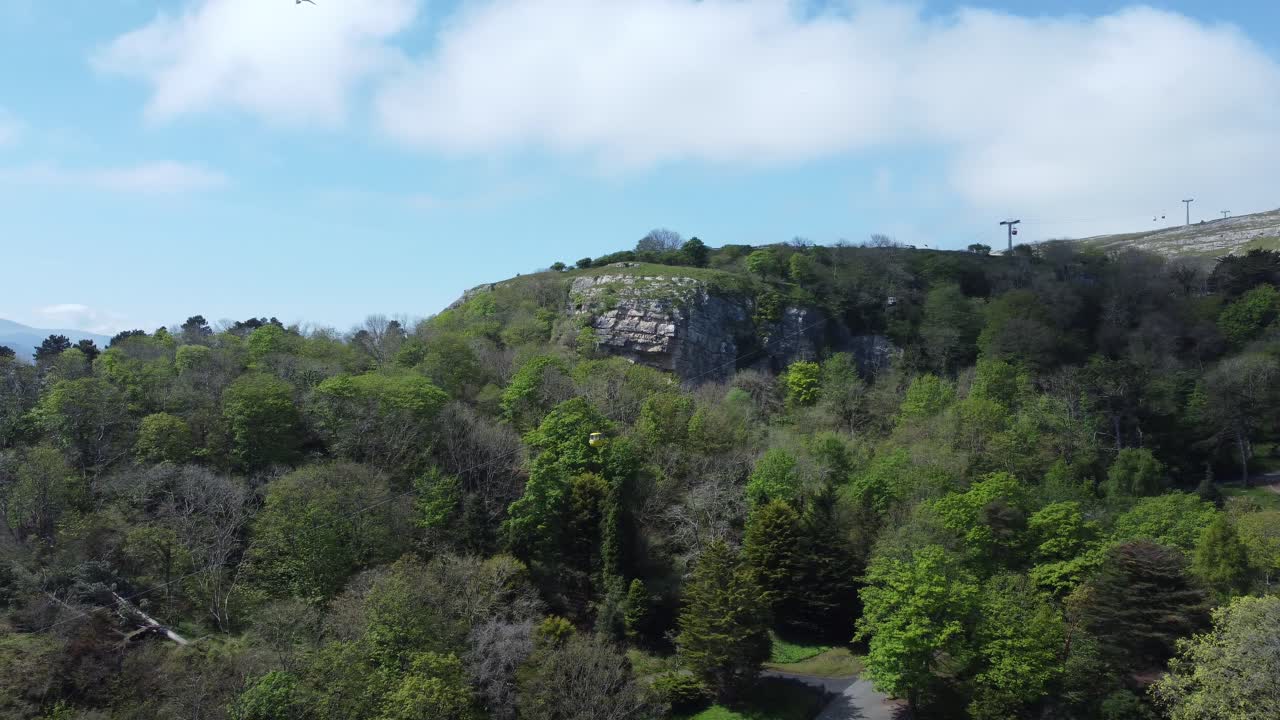 llandudno 언덕에 있는 그레이트 오르메 케이블카 관광 명소를 가로지르는 공중 전망