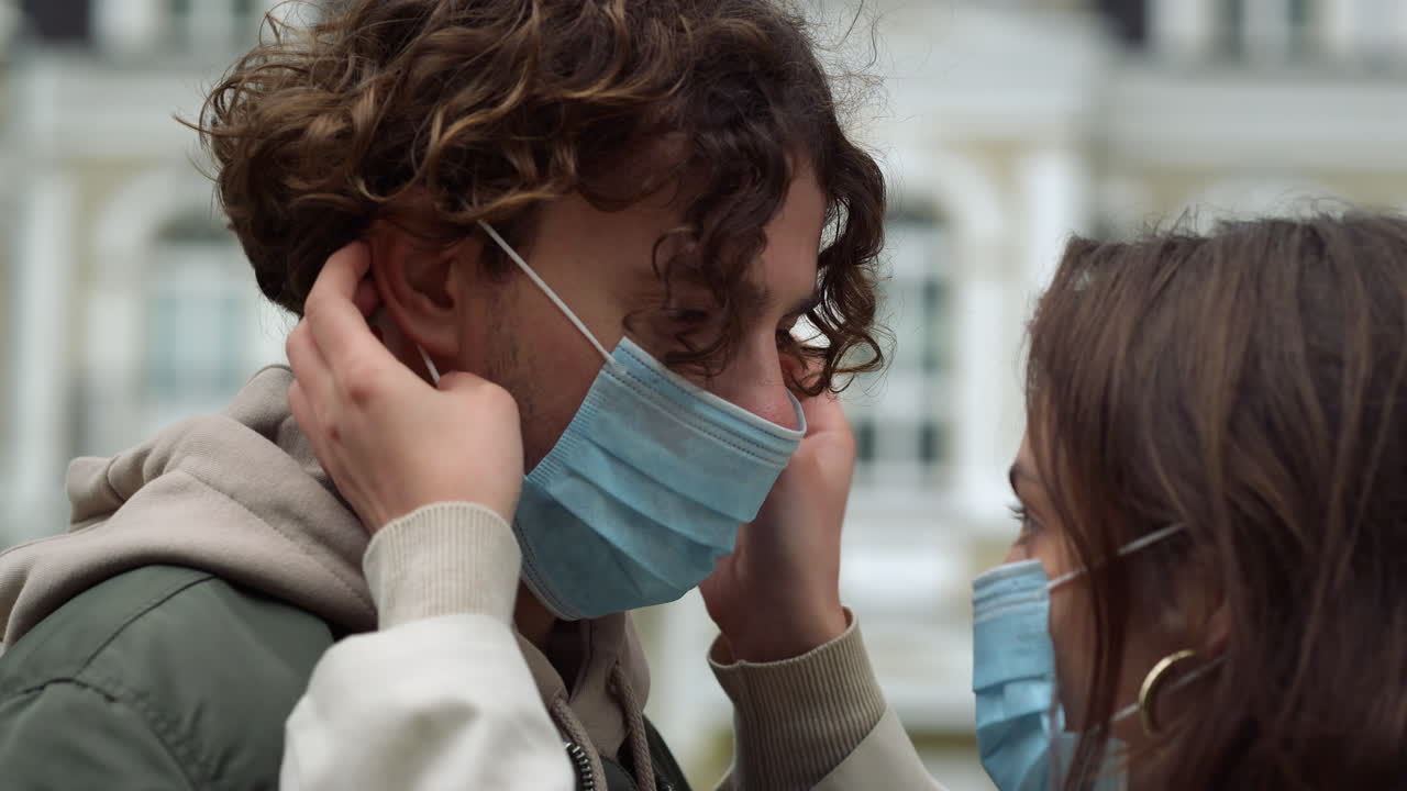 야외에서 데이트를 하는 애정 있는 커플. 거리에서 남자를 돌보는 여자.