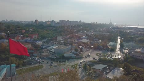 vista aérea del paisaje urbano con bandera roja