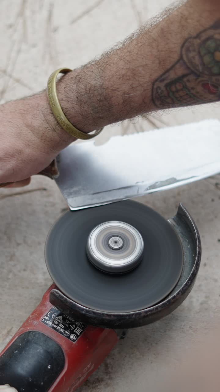 Sharpening a knife with an angle grinder