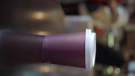 una taza de café púrpura en un mostrador