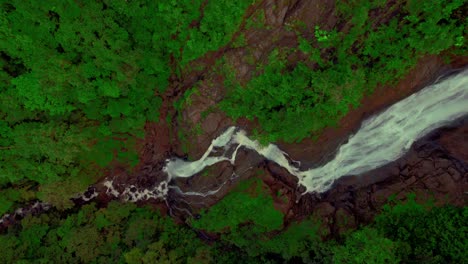 Corriente-De-Agua-Empinada-A-Lo-Largo-De-Los-Acantilados-De-La-Cascada-Bijagual,-Costa-Rica