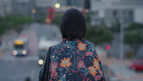 retrato de mujer musulmana de mediana edad disfrutando de una relajada noche urbana mirando pensativa gira sonriendo feliz mujer independiente con hijab estilo de vida exitoso en la ciudad en cámara lenta