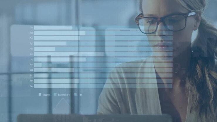 Animazione di elaborazione dati su grafici su una donna d'affari caucasica in abbigliamento casual che usa il laptop in ufficio