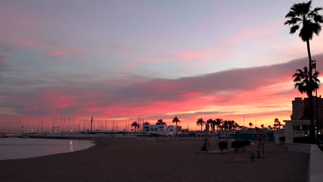 Puesta-De-Sol-Sobre-La-Playa-Y-El-Puerto-De-Fuengirola,-Málaga,-España