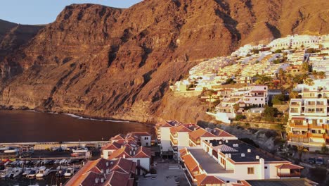 Verbrannte-Los-Gigantes-Resorts,-Santiago-Del-Teide,-Spanien