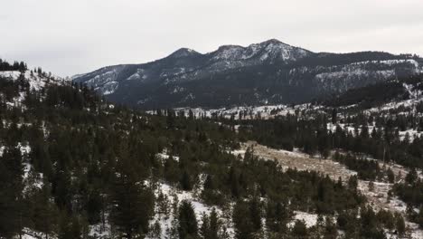 Explora-El-Majestuoso-Paisaje-Invernal:-Carretera-Barnhartvale-En-Kamloops-En-Medio-De-Un-Terreno-Semidesértico