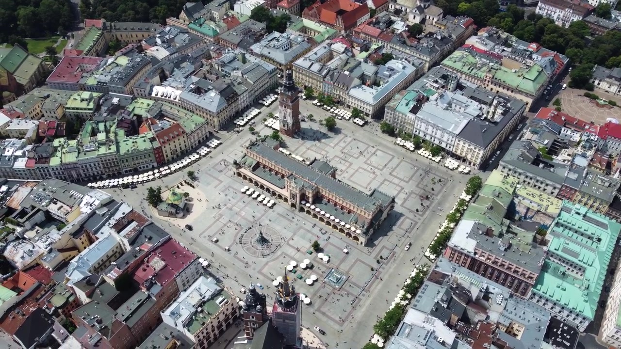 Museo d'arte e mercato nella piazza principale di Cracovia, vista aerea con drone.
