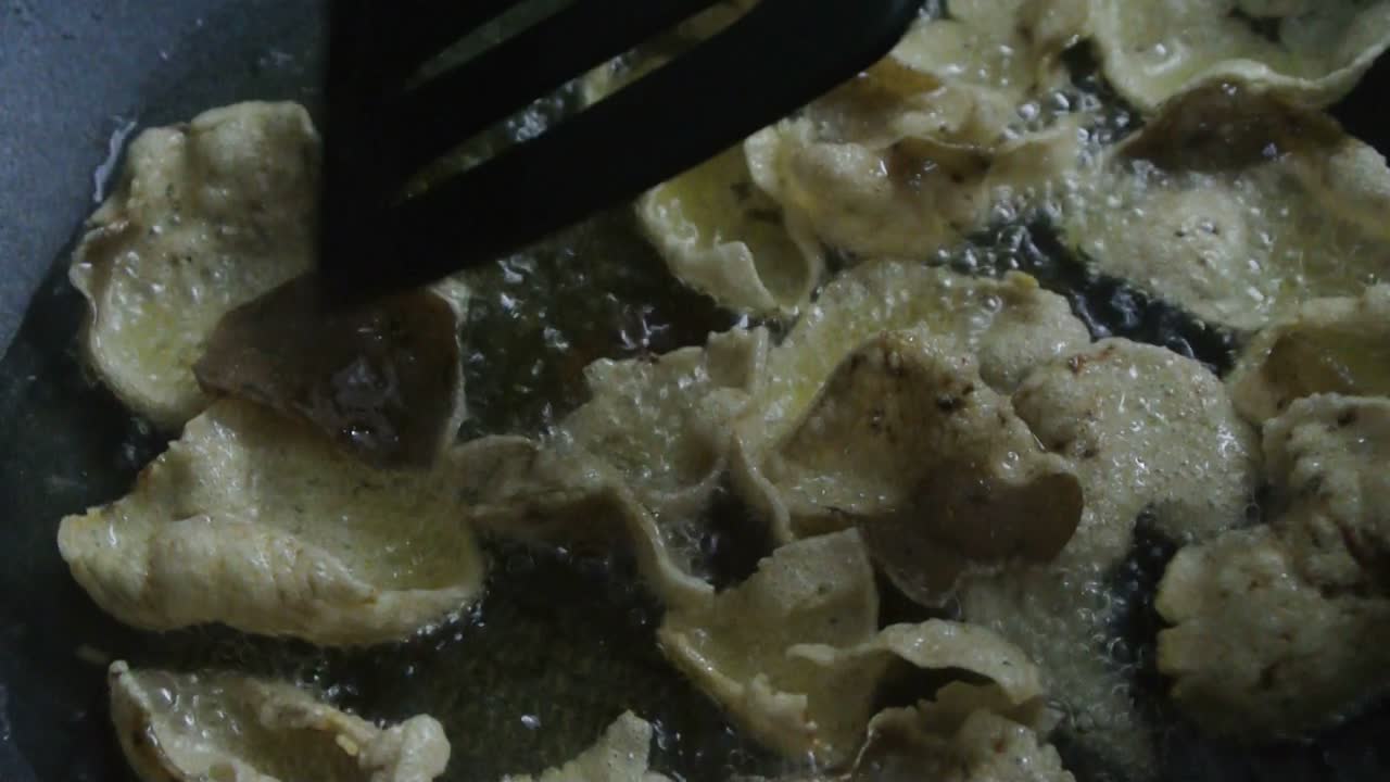 건어물 크래커를 볶는다