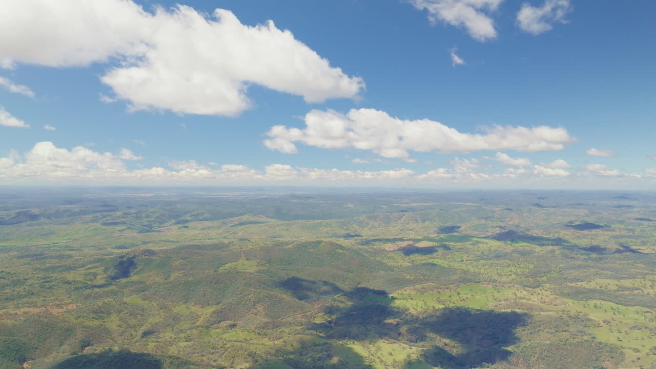 vuelo de drones a gran altitud en el cielo azul entre las nubes con vistas al campo australiano 4k