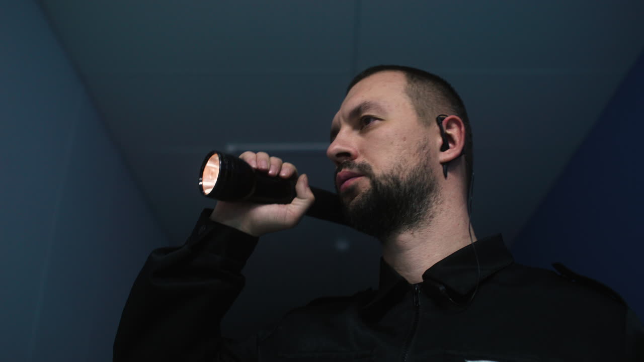 복도에서 일하는 제복을 입은 남자