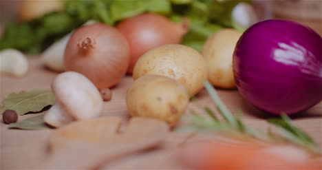 Frische-Lebensmittelzutaten-Auf-Holztisch-In-Küche-20