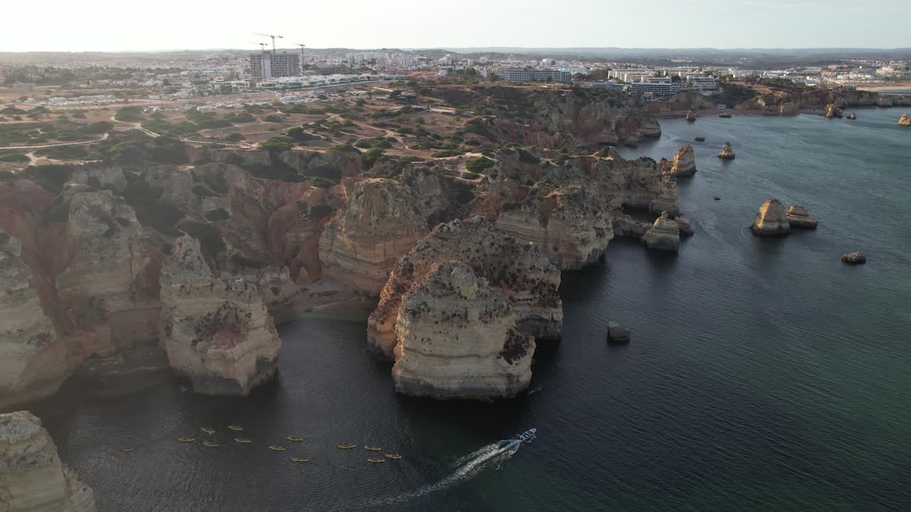 imágenes aéreas de aviones no tripulados de yates turísticos en aguas azules claras en lagos, portugal