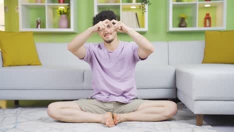 Joven-Vibrante-Y-Enérgico-Haciendo-Símbolo-Del-Corazón.