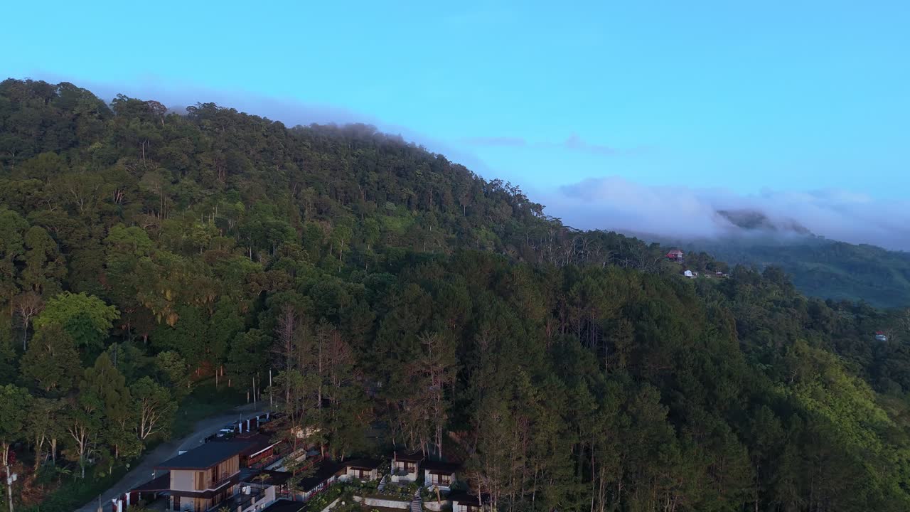 Filipinler'deki bir yamaç tesisinin muhteşem drone çekimleri; villalar, havuz ve seyahat, turizm ve otelcilik projeleri için ideal yemyeşil ormanlar içerir