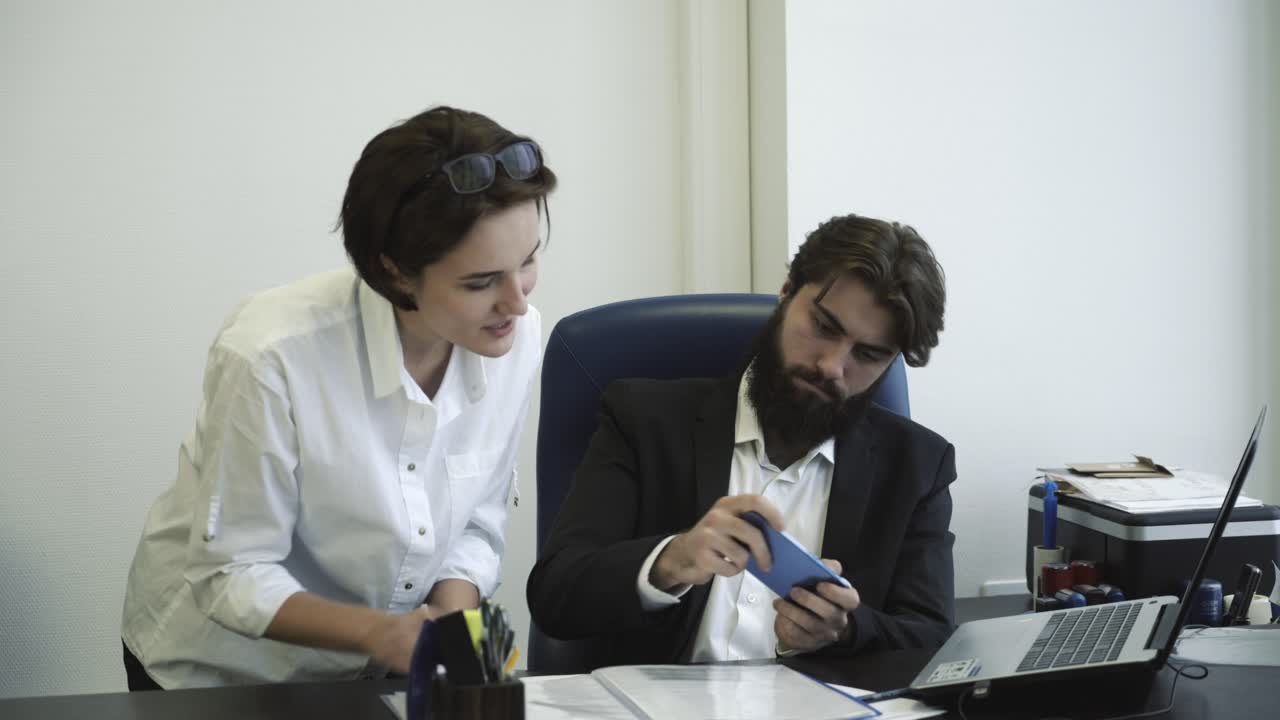 colegas de negocios que trabajan en documentos