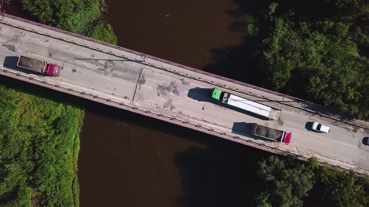 camiones cruzando un puente sobre un río