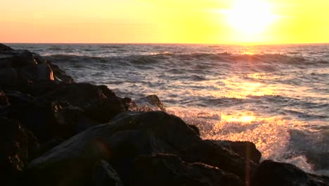 las olas del mar chocan contra las rocas al atardecer 2