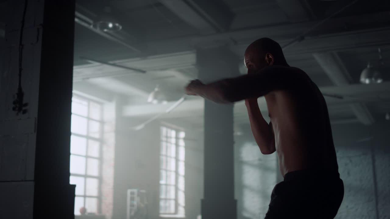 스포츠 클럽에서 그림자와 싸우는  ⁇ 박서. 싸움을 준비하는 스포츠맨