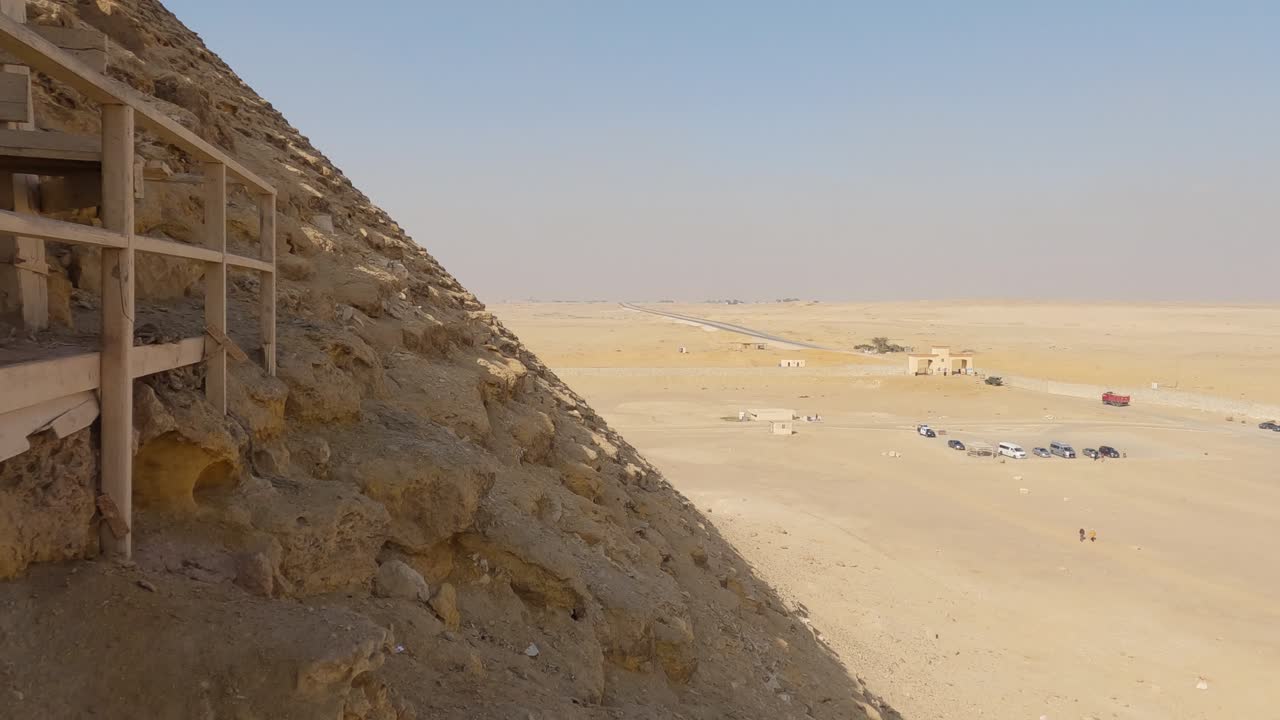 pirámide roja, también llamada pirámide del norte, ubicada en la necrópolis de dahshur en el cairo, egipto