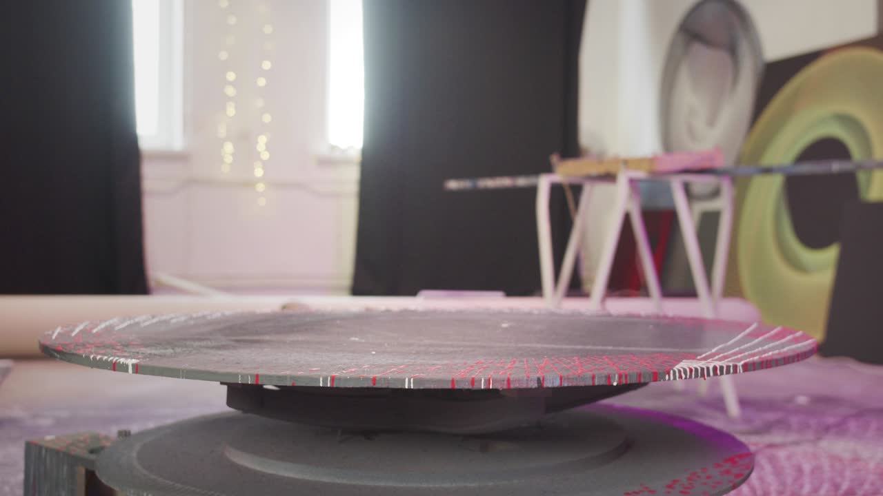 una mesa está girando sobre su eje