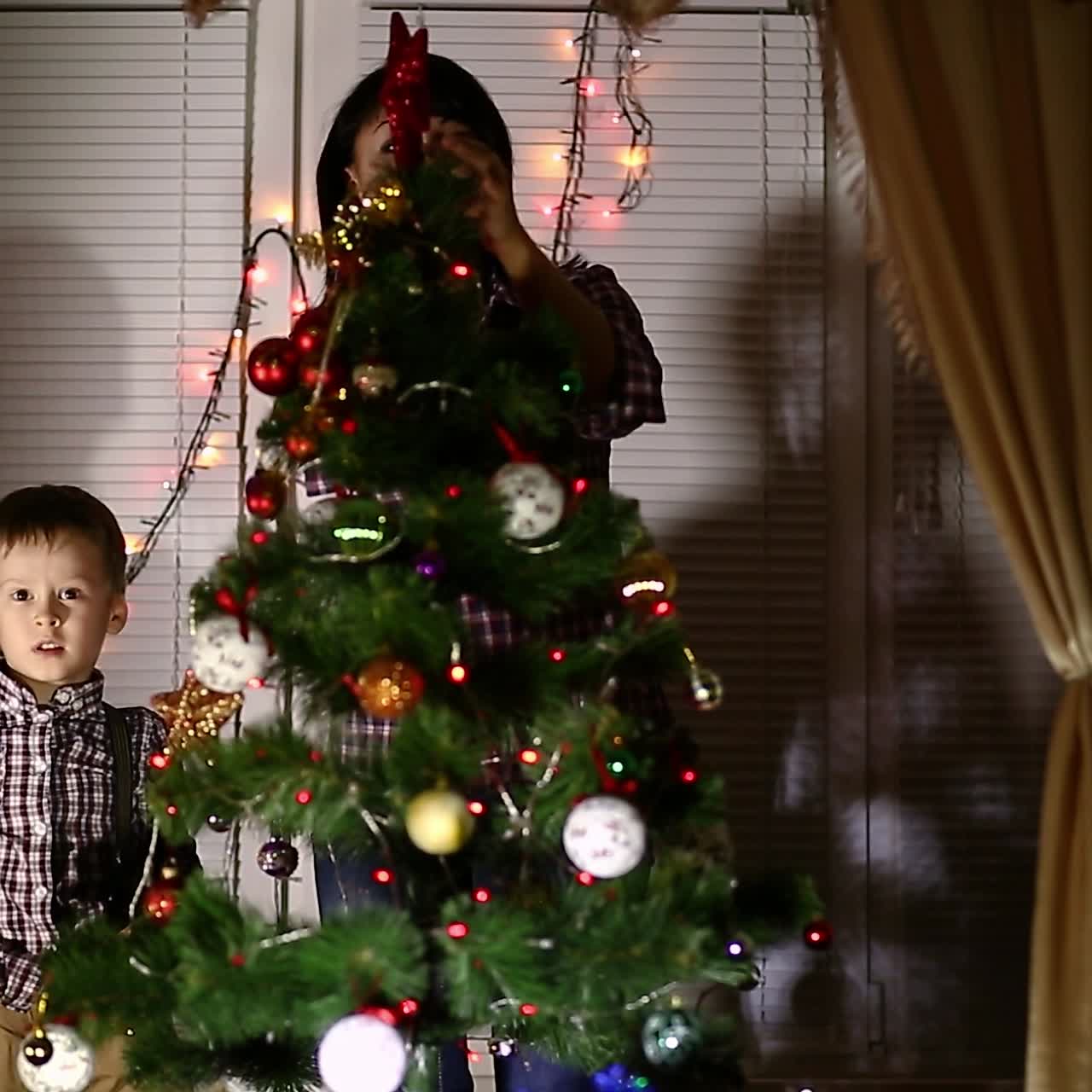 madre e hijo en navidad